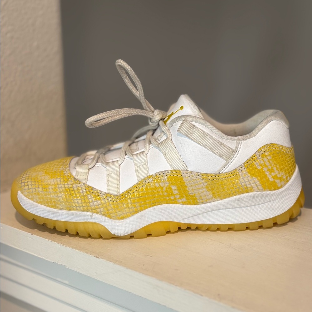 Nike Air Jordan 11 Low Snakeskin Yellow Basketball Sneaker Size 3Y 580522-107 - Picture 3 of 9